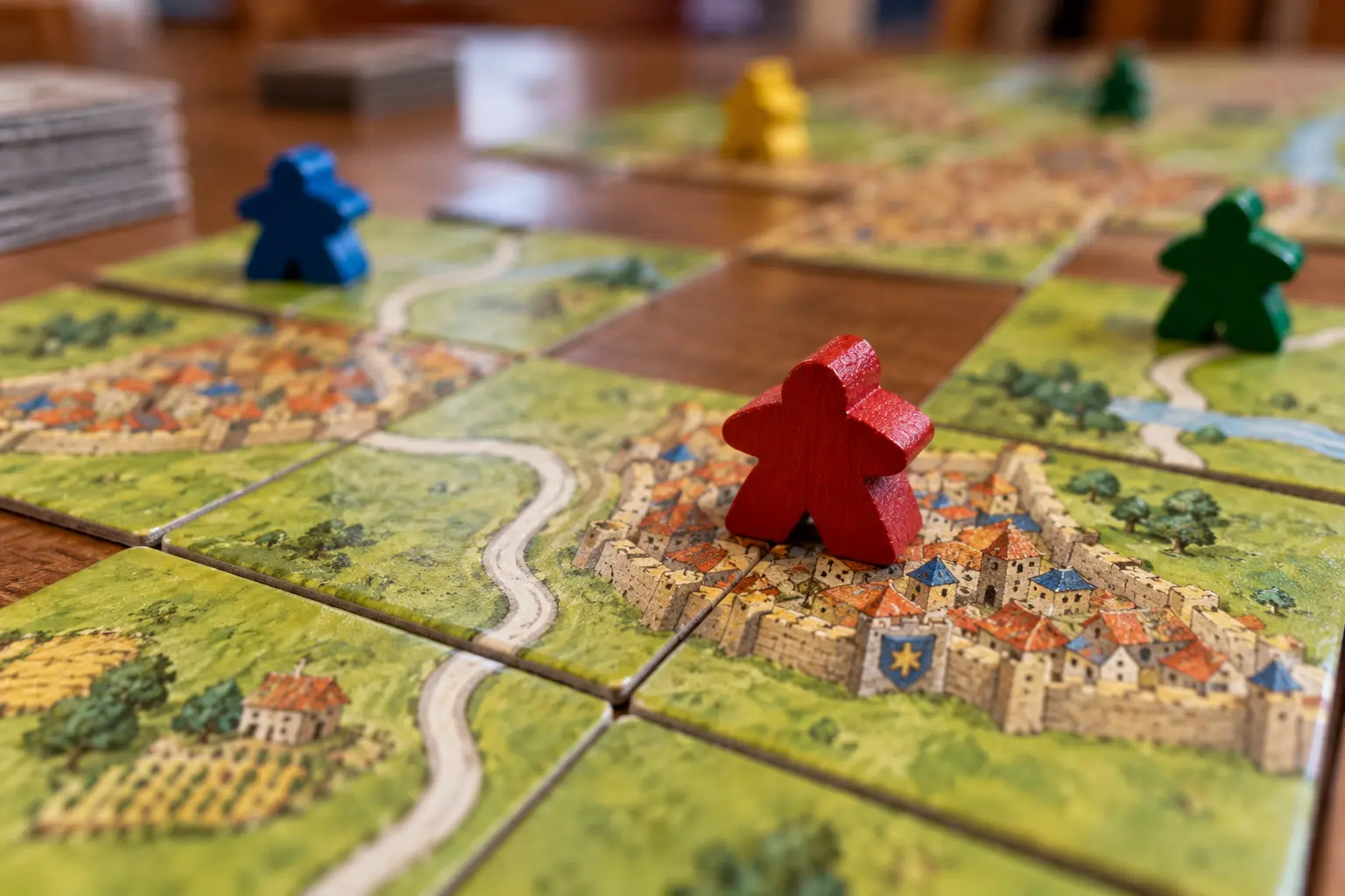 En spillbrikke i et landskap inspirert av Carcassonne